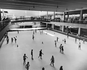 7858A Ice Skating at Lioyd Center