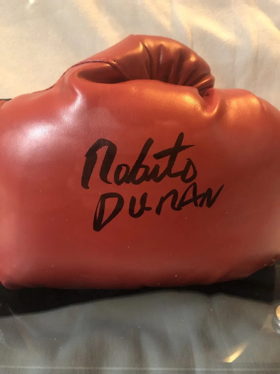 Roberto Duran autographed signed Everlast Red/Blk horizontal boxing gloves display.
