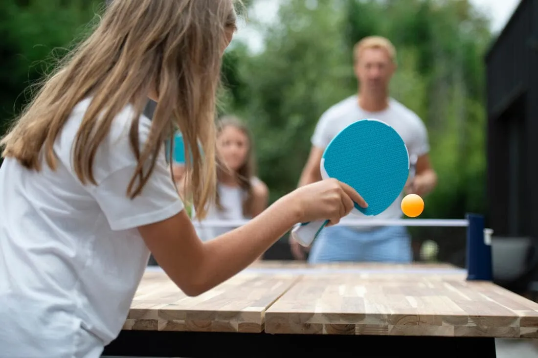 SET POTEAUX FILET DE PING PONG REGLABLE ROLLNET BLANC/GRIS 2 RAQUETTES 2 BALLES